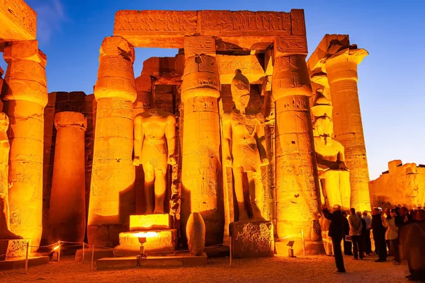 Luxor Egito Janeiro 2012 Visitas Desconhecidas Estátuas Grande Faraó Complexo — Fotografia de Stock