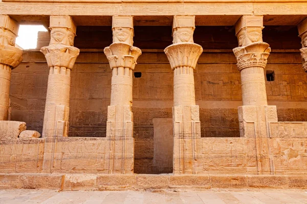 Vista Relevo Hieróglifos Parede Decoração Nas Colunas Templo Ísis Ilha — Fotografia de Stock