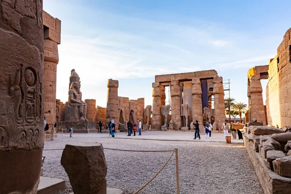 Luxor Egypte Januari 2012 Toeristen Wandelen Binnenplaats Van Ramses Met — Stockfoto