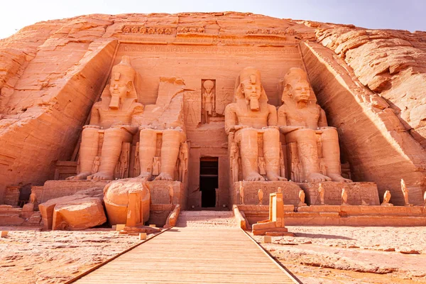 埃及阿斯旺Abu Simbel村的Great Ramses Ii神殿座座拉姆西斯二世神像 — 图库照片