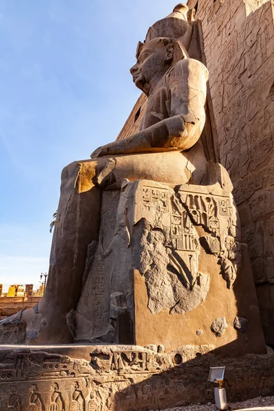 Baixo Ângulo Vista Manhã Estátua Faraó Ramsés Frente Pilão Complexo — Fotografia de Stock