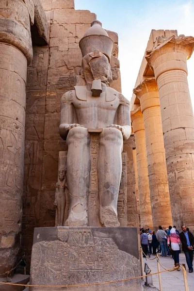 Luxor Egito Janeiro 2012 Estátua Faraó Ramsés Com Grande Colunata — Fotografia de Stock