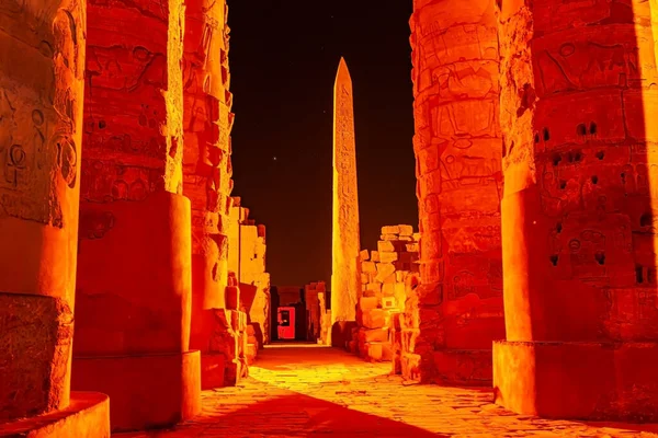 Cena Noturna Karnak Temple Complex Luxor Com Alto Obelisco Grande Imagens Royalty-Free