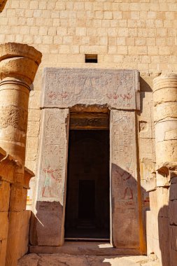 Polikrom kapılı granit kapı, Ptolemaic Portico 'daki Amon Ra Sığınağı girişi Krallar Vadisi' ndeki Hatshepsut Morg Tapınağı, Luxor, Yukarı Mısır.