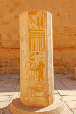 Krallar Vadisi, Luxor ve Yukarı Mısır 'daki Hutshepsut Morg Tapınağı' ndaki Amun Court 'un kırık sütununda hiyeroglifler ve kabartmalar var..