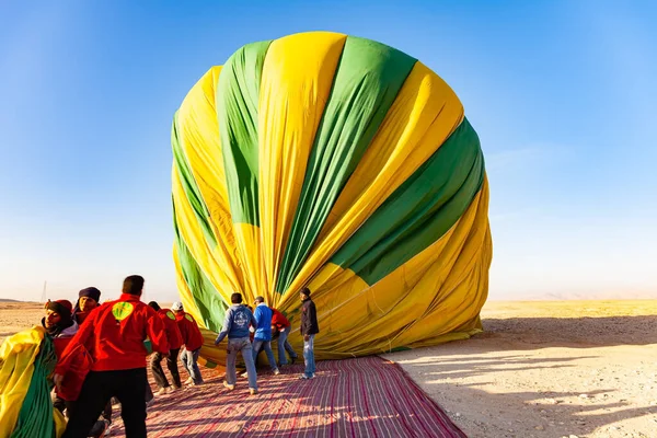 Luxor Egito Janeiro 2012 Balão Quente Foi Dobrado Pela Equipe — Fotografia de Stock