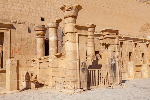 Vista Del Pórtico Ptolemaico Del Patio Del Festival Templo Funerario — Foto de Stock