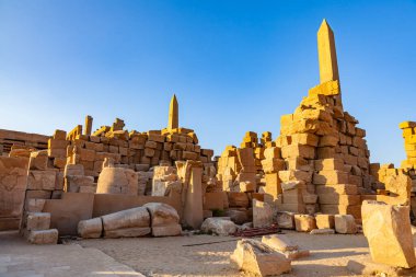 Antik çağlarda Karnak Tapınağı, Firavun Thutmosis I ve Firavun Hatshepsut, Luxor ve Yukarı Mısır 'ın dikilitaşlarıyla harap olmuştur..