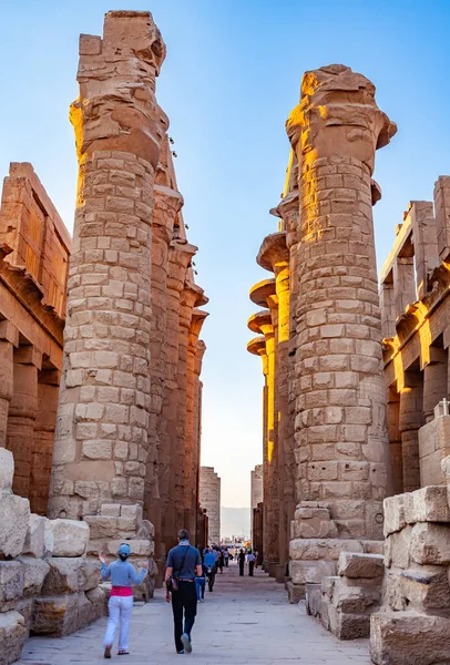 Luxor Egypte Januari 2012 Toeristen Lopen Door Grote Hypostyle Hall — Stockfoto