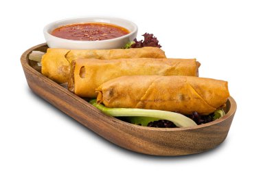 Biber soslu ev yapımı yumurta rulosu ve ahşap tepside beyaz arka planda izole edilmiş kırpma yolu olan sebzeler..