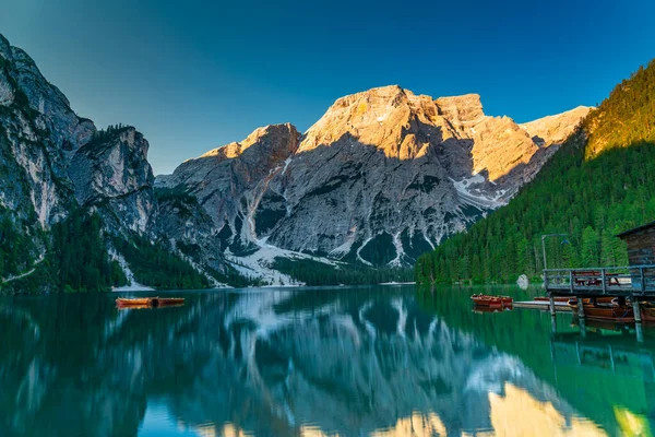 Sabah Dolomites Dağı 'ndaki Seekofel Dağı manzarası Bolzano, Güney Tyrol, İtalya' daki Braies Gölü 'nü yansıtıyor..