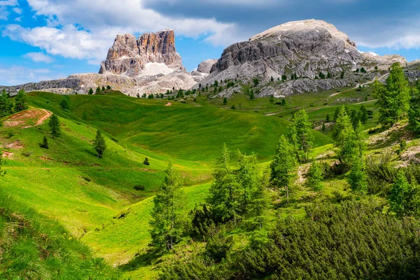 İtalyan Dolomites Dağı 'nın doğal manzarası Nuvolau Grubu' ndan Averau Dağı ve İtalya 'nın Belluno ilindeki yeşil çim vadisi..