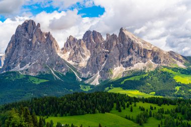 Saslonch ya da Sassolungo grubu ya da Trentino 'daki Dolomite Dağı' ndaki Langkofel grubu. Güney Tyrol, İtalya
