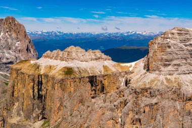 Güneşli bir günde İtalyan Dolomite Dağı 'nın Trentino, Güney Tyrol, İtalya' daki Sass Pordoi 'de kar manzarası.