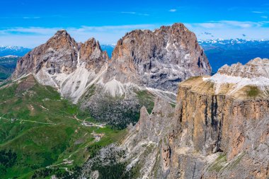 İtalya, Trentino Alto Adige 'deki Sass Pordoi Dağı' ndan Langkofel grubu veya Dolomitlerdeki Sassolungo grubu ve Sella Geçidi.