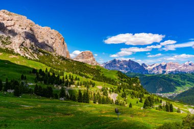İtalya 'nın Güney Tyrol kentindeki Gardena Geçidi' nde bulunan İtalyan Dolomites Dağı 'ndaki Langkofel Grubu' nun güzel manzarası..