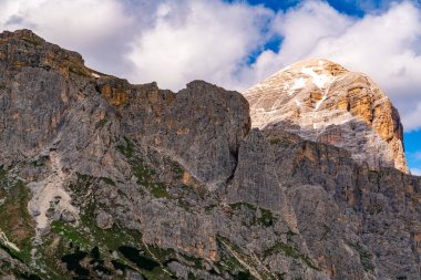 İtalya 'nın Belluno ilindeki Falzarego Geçidi' nde İtalyan Dolomitleri 'nin Rofana Rozes Dağı manzarası.