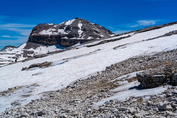 Sella Grubu 'ndan Piz Boe Dağı' nın İtalya 'nın Trento ilindeki Dolomitlerle karlı görüntüsü, Sass Pordoi manzaralı..