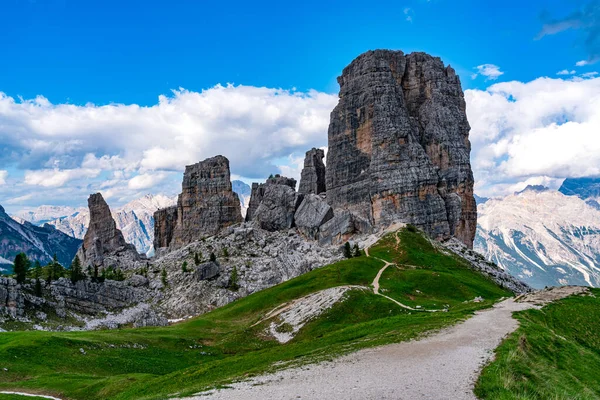 意大利贝鲁诺省意大利白云岩中Nuvolao Group的岩石群Cinque Torri的观点 — 图库照片