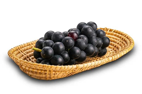 Ramo Uvas Negras Maduras Bandeja Bambú Aislada Sobre Fondo Blanco — Foto de Stock