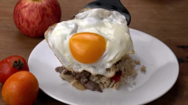 Utilizando Espátula Negra Pinzas Metálicas Poniendo Huevo Frito Sobre Arroz — Vídeo de stock