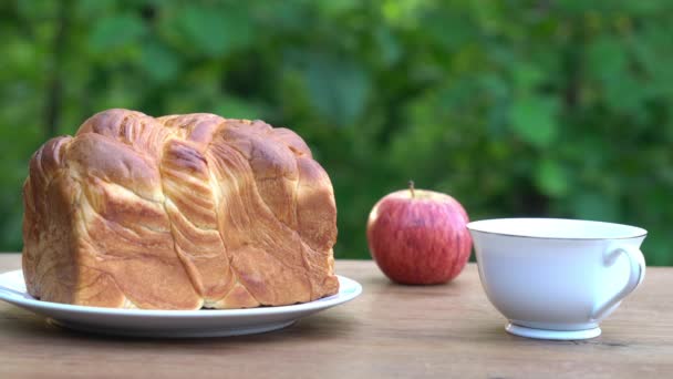 Pane Fatto Casa Piatto Ceramica Bianca Con Una Tazza Caffè — Video Stock