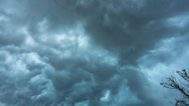 Gökteki soyut kara yağmur bulutları. Fırtınalı bulutların doğal çevresi rüzgarla hareket ediyor, zaman geçiyor..
