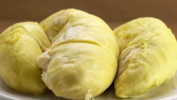Ahşap Masanın Üzerinde Beyaz Seramik Tabakta Duran Durian Meyvesinin Yakın — Stok video