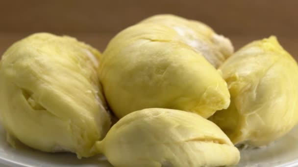 Beyaz Seramik Tabakta Ahşap Zemin Üzerinde Durian Meyvesinin Yan Görüntüsü — Stok video