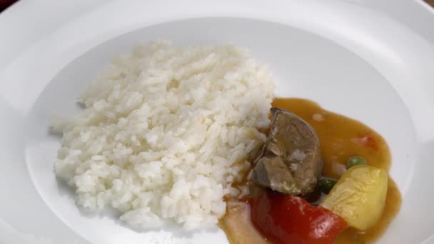 Llenando Estofados Caseros Carne Res Plato Cerámica Blanca Con Arroz — Vídeo de stock