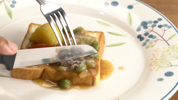 Anciano Usando Cuchillo Tenedor Cortando Tomando Trozo Cubierta Tostadas Con — Vídeos de Stock