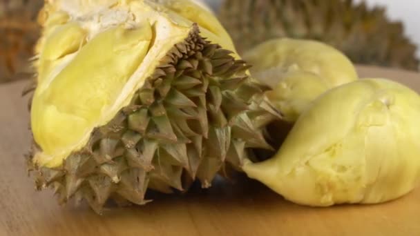 Closeup Cena Rotação Maduro Descascado Durian Pedaços Casca Tábua Madeira — Vídeo de Stock