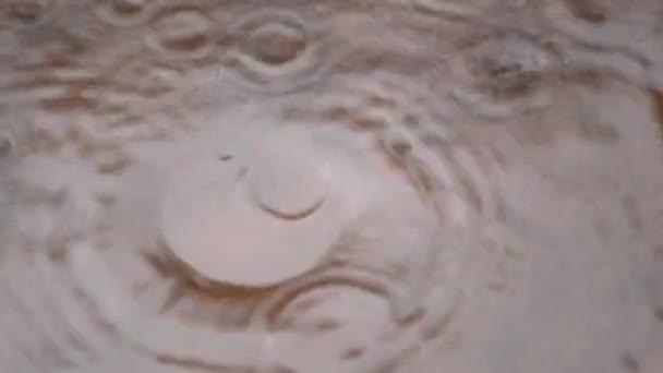 Краплі Дощової Води Падають Керамічну Плитку Підлоги Тераси Будинку Дощовий — стокове відео