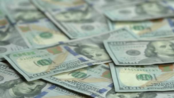 Yeni Yeşil Yüz Amerikan Dolarının Yakın Çekim Görüntüsü Bir Masanın — Stok video