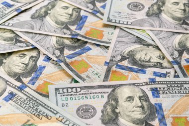 Birkaç yüz dolarlık banknotun yakın plan görüntüsü bir masanın üzerinde. İş ve tasarruf kavramı.