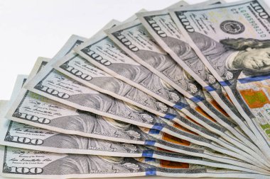 Yığınla 100 dolarlık banknot. Beyaz arka planda 100 dolarlık banknotlar. Nakit Amerikan doları..