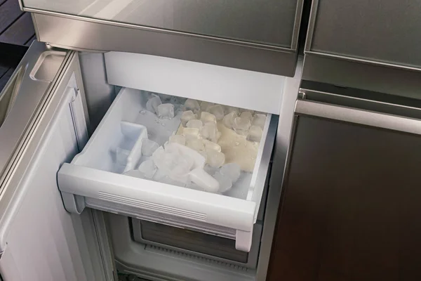 Кубики Льоду Лотку Всередині Автоматичного Виробника Льоду Сучасному Холодильнику — стокове фото