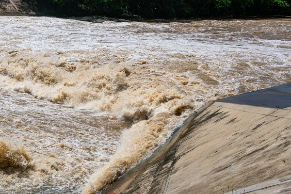 Błotniste Strumienie Wody Gwałtownie Pędzą Rzece Burzy Deszczowej Prędkość Przepływa — Zdjęcie stockowe
