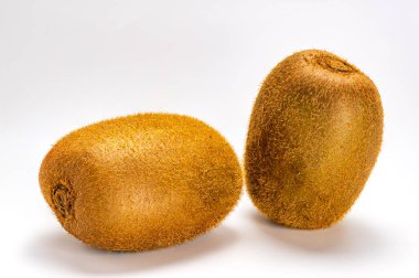 İki taze olgun, lezzetli, kıllı kivi meyvesi ya da beyaz arka planda izole kiwifruit 'in yan görüntüsü.