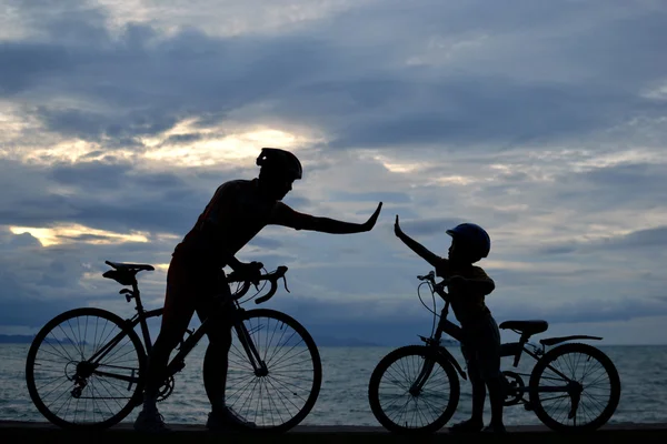 骑自行车的人家庭 — 图库照片