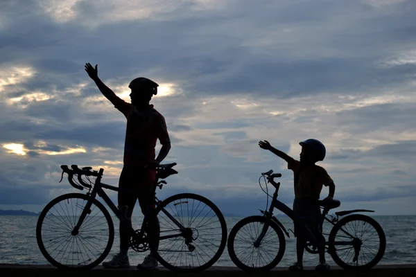 骑自行车的人家庭 — 图库照片