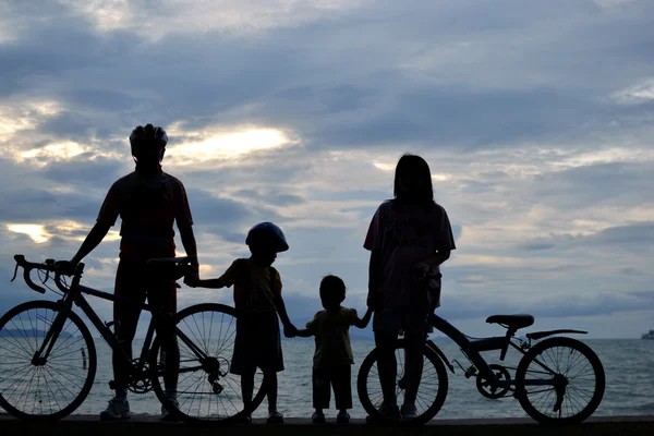 バイクに乗る人の家族 — ストック写真