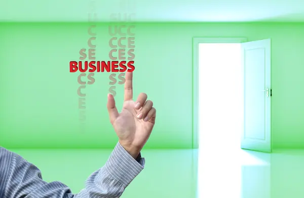 Conceito de negócio com a mão de negócios em verde quarto vazio fundo da porta aberta . — Fotografia de Stock