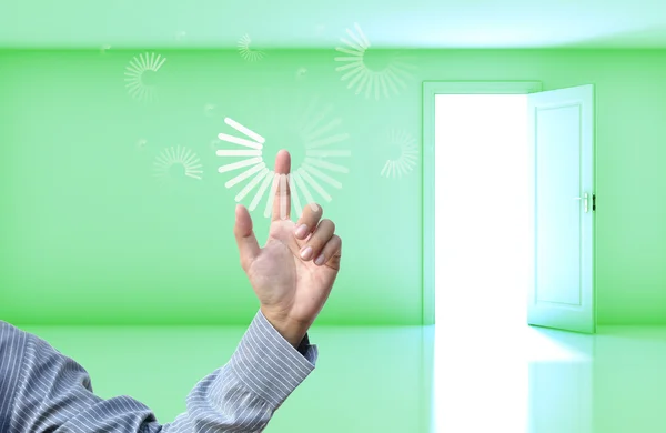 Concepto de negocio con mano de negocios sobre fondo verde de la puerta abierta habitación vacía . — Foto de Stock