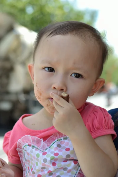 Cioccolato faccia ragazza — Foto Stock