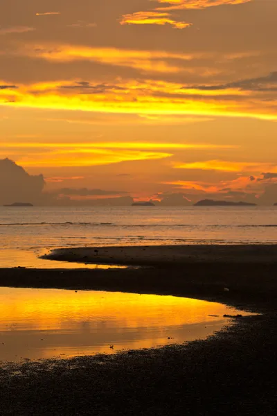 Strand in der Abenddämmerung — Stockfoto