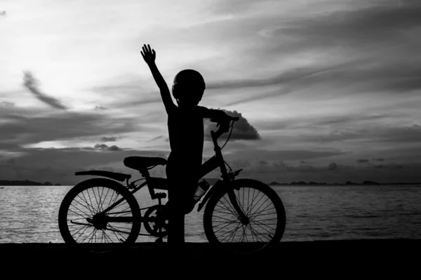 年轻骑自行车的人 — 图库照片