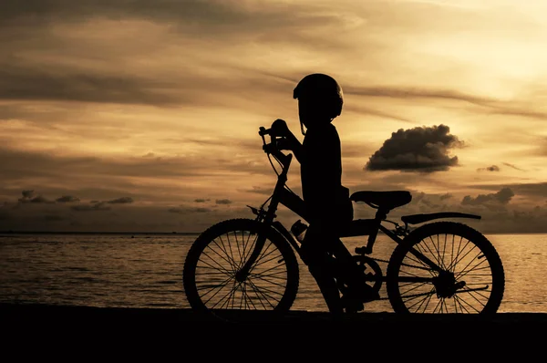 Jovem motociclista — Fotografia de Stock