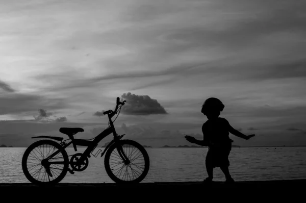 年轻骑自行车的人 — 图库照片