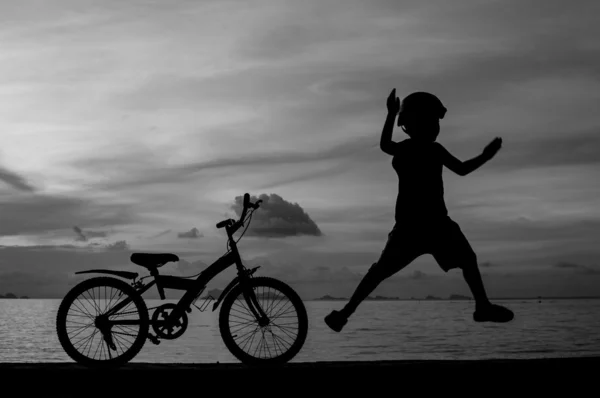 젊은 자전거 타는 사람 — 스톡 사진